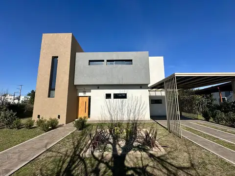 Casa 4 ambientes con 3 baños