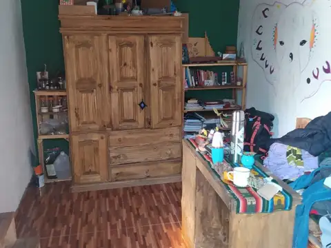 Casa de dos plantas sobre lote de 10x20, en Marcos Paz