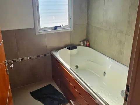 VENTA CASA 4 DORMITORIOS B° PRIVADO LOS SAUCES
