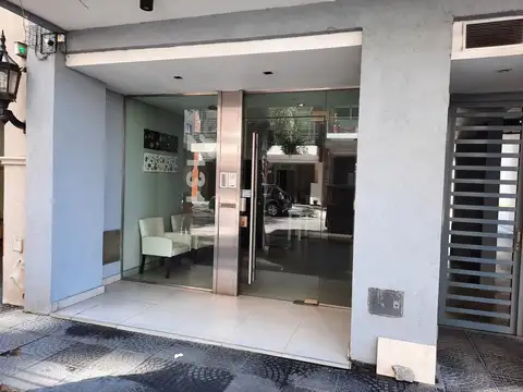 DEPARTAMENTO EN IMPECABLE SEMIPISO 3 AMBIENTES, C/ COCHERA.