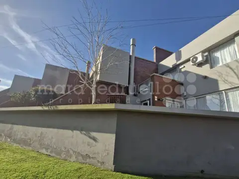 en venta departamento duplex de dos dormitorios frente a la laguna