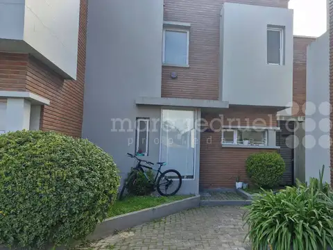 en venta departamento duplex de dos dormitorios frente a la laguna 