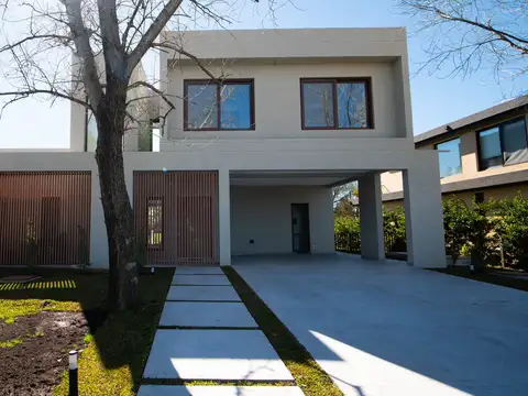 ESPECTACULAR CASA EN 2 PLANTAS,  353 MTS TOTALES FONDO AL GOLF LOTE 1035 MTS