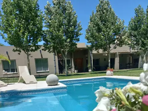 SE VENDE CASA NIV EJECUTIVO B°LOS LAPACH FM ESQUIU