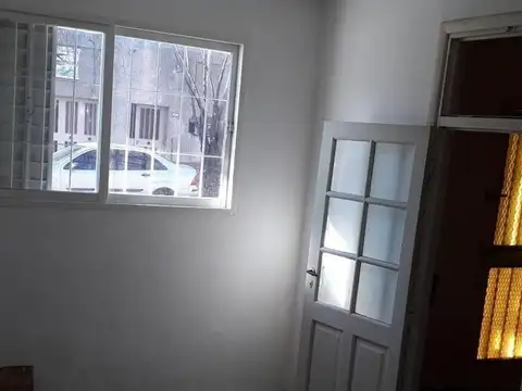 ALQUILA CASA GRAN PATIO DOS DORMITORIOS PTE ROCA 2800