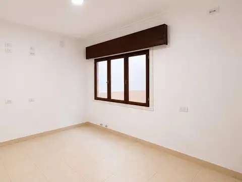 Oficina 4 ambientes con 5 baños