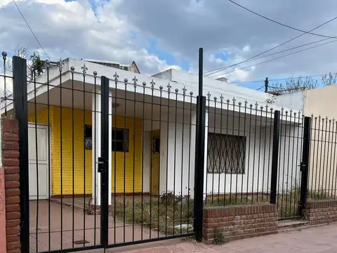 VENTA CASA + 2 DPTO ALTO ALBERDI MAESTRO VIDAL