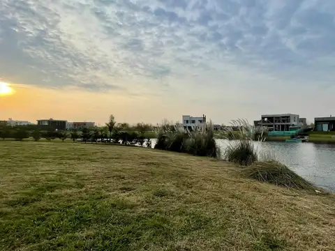 Lote a la laguna en venta en Naudir - 30 mts de costa 