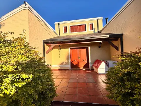 Casa en Venta con 2 cocheras