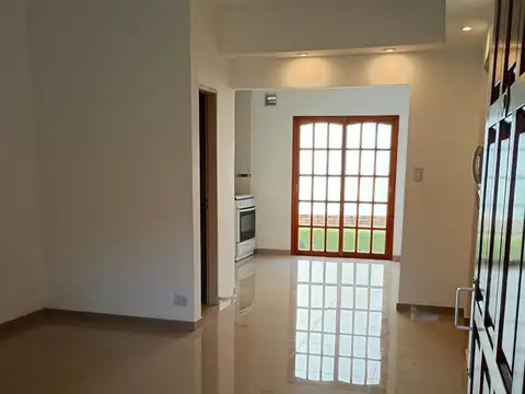 TIPO CASA AL FRENTE  TODO EN PLANTA BAJA 3 AMB. AMPLIOS TOILETTE BAÑO COMPLETO CON JARDIN EN EXCELENTE ESTADO INMEJORABLE UBICACION  DUEÑO SIN COMISION.