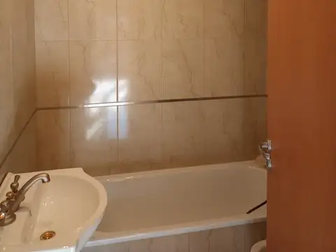 DUEÑO VENDE TIPO CASA TODO EN PLANTA BAJA 3 AMB. AMPLIOS CON JARDIN EN EXCELENTE ESTADO INMEJORABLE UBICACION . ESCUCHO OFERTA.