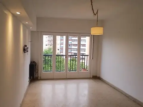 Alquiler de departamento - 2 ambientes - c/dependencia - Balcón a la calle - Centro - Mar del Plata