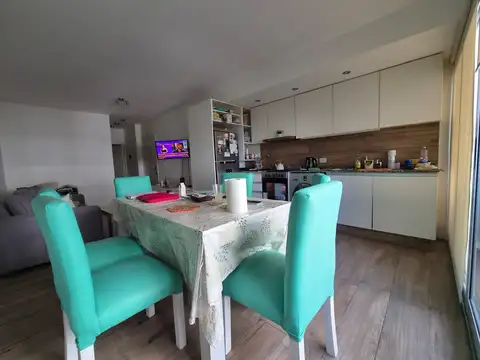 UBICACION MUY BUENA! SEMI PISO AL FRENTE CON BALCON!