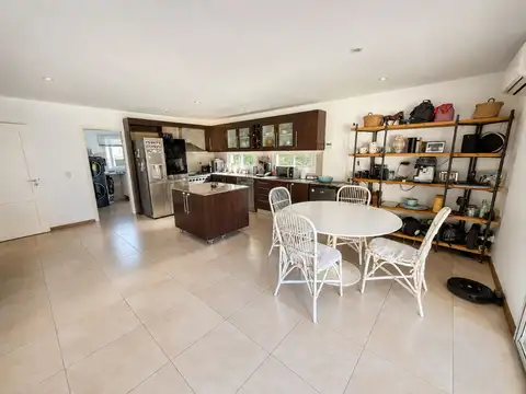 Casa 6 ambientes con 3 baños