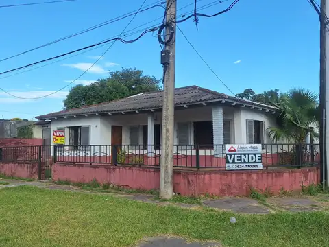 Esquina con dos viviendas sobre asfalto!