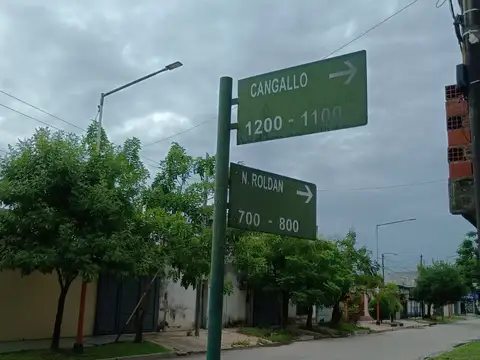 Esquina con dos viviendas sobre asfalto!