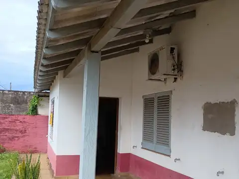 Esquina con dos viviendas sobre asfalto!