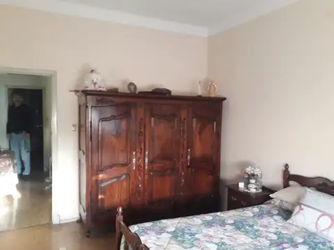 Casa multifamiliar. Ideal dos familias, entradas independientes.