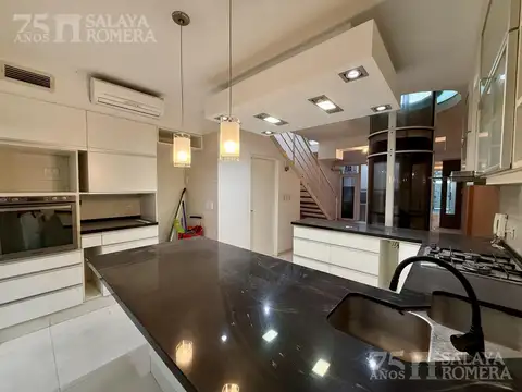 Casa en Alquiler con 1 cochera