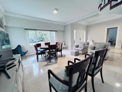 Casa 8 ambientes con 6 baños