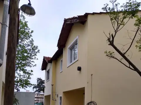 VENTA DUPLEX 3 AMBIENTES A RECICLAR CON COCHERA EN ESCOBAR
