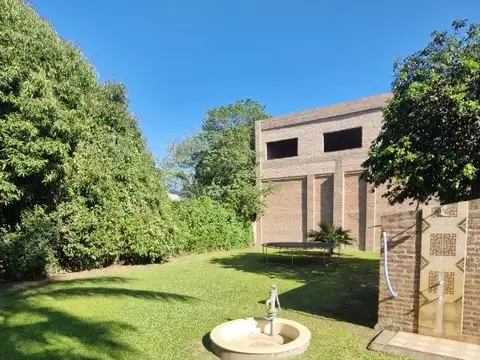 Casa en Venta con 3 cocheras