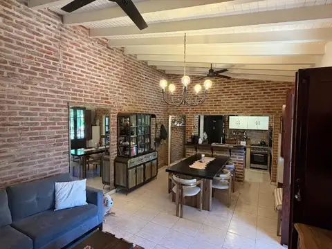 Casa 4 ambientes con 2 baños