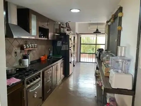 EXCELENTE PROPIEDAD 4AMB CON COCHERA Y PATIO. ESCUCHA OFERTA