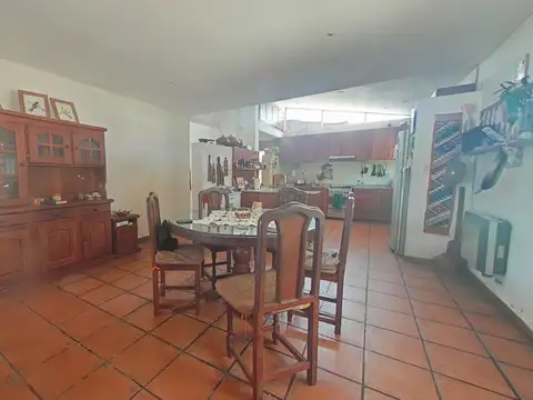 Casa en Venta con 4 cocheras