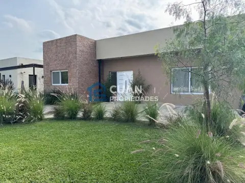 Casa en Alquiler con 4 cocheras