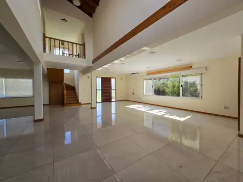 Casa en Alquiler en Pilar del Este - Santa Lucia, USD 2.400