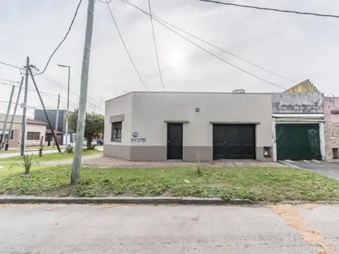 Casa de 3 ambientes con Patio Apta Crédito en Banfield Este