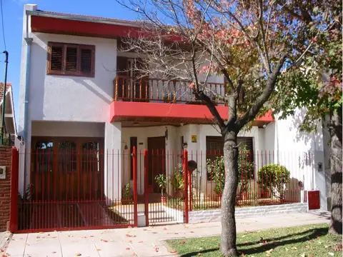 EXCELENTE CHALET DE 5 AMBIENTES. APTO CREDITO 