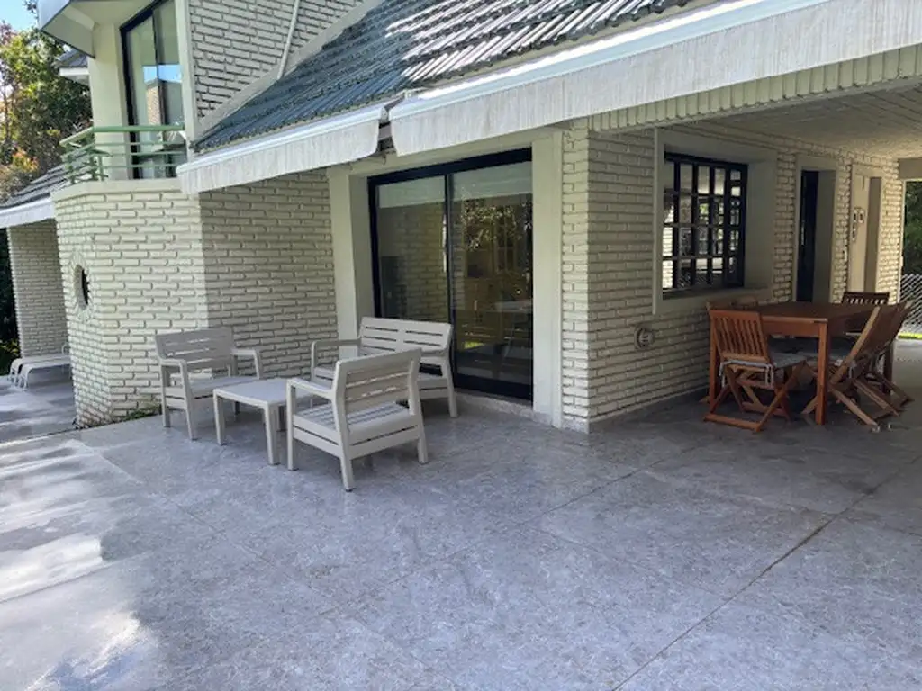 Casa - 280  m² Cubierta | 3 dormitorios | 30 años | 4 baños | 7 ambientes | 2 cocheras