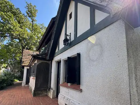 Casa 8 ambientes con 4 baños