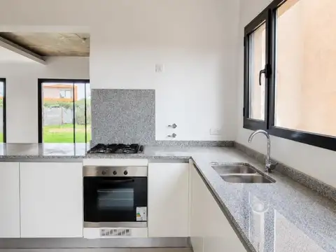 Casa en Alquiler con 2 cocheras