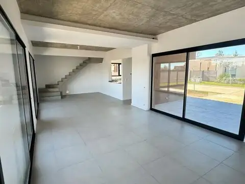 Casa 4 ambientes con 3 baños
