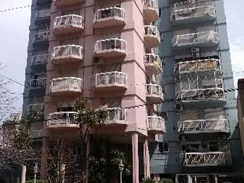 Excelente Depto. 2 y 1/2 Amb. c/ Posibilidad de 2do. Dormitorio/ Cochera Techada