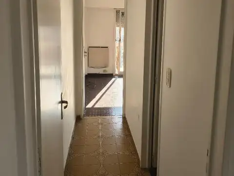 Excelente Depto. 2 y 1/2 Amb. c/ Posibilidad de 2do. Dormitorio/ Cochera Techada