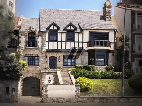 Residencia tradicional con piscina, sobre La Costa. Playa Chica.