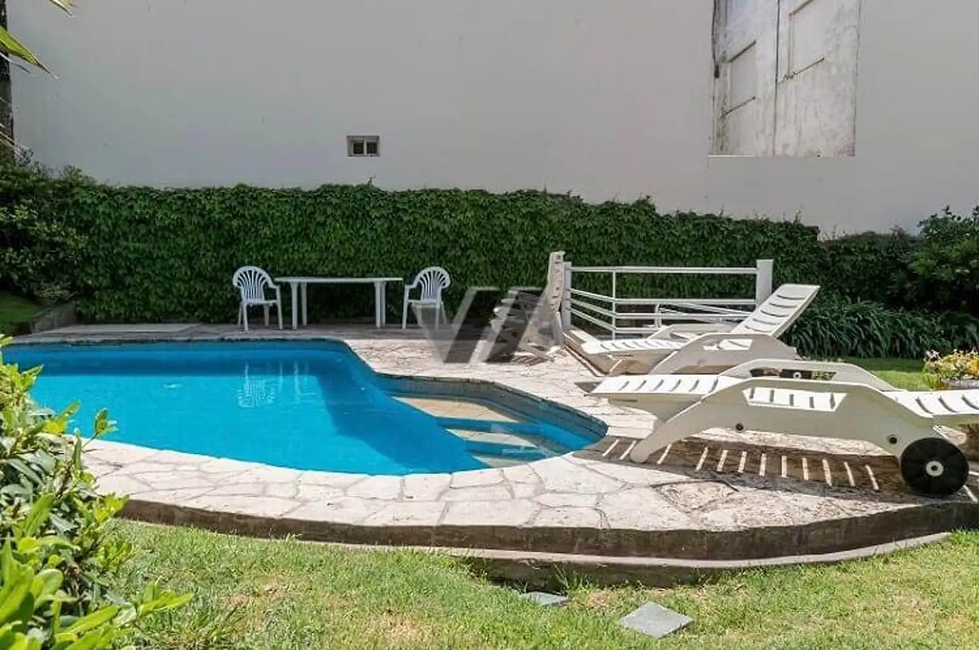 Residencia tradicional con piscina, sobre La Costa. Playa Chica.