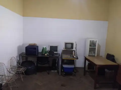 GALPÓN Y CASA EN AMPLIO TERRENO, A METROS DE AVENIDA