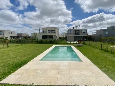 Casa en Alquiler con 1 cochera