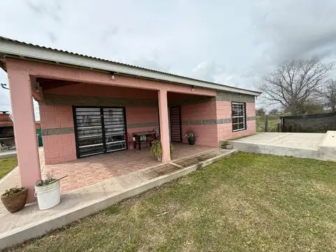 CASA EN VENTA CON PARQUE Y PILETA 