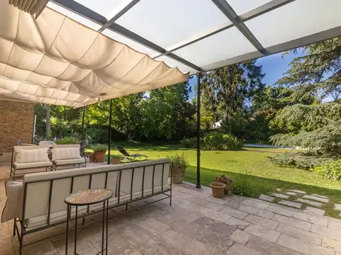 Casa 8 ambientes con 3 baños