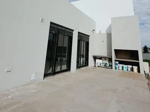 Casa en venta c/ cochera en Las Acacias