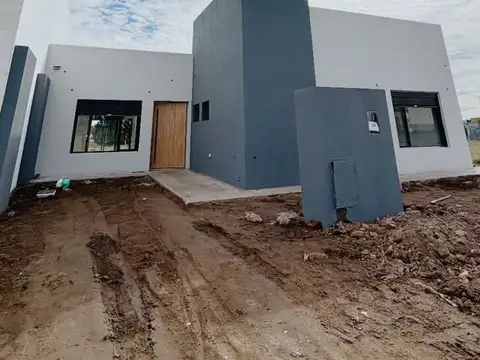 Casa en venta c/ cochera en Las Acacias