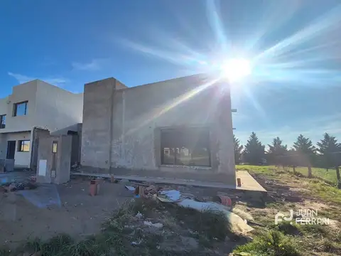Casa en venta c/ cochera en Las Acacias