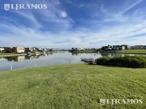 Casa a estrenar en venta en Carpinchos - Nordelta