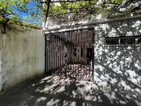 Casa 6 ambientes con 2 baños